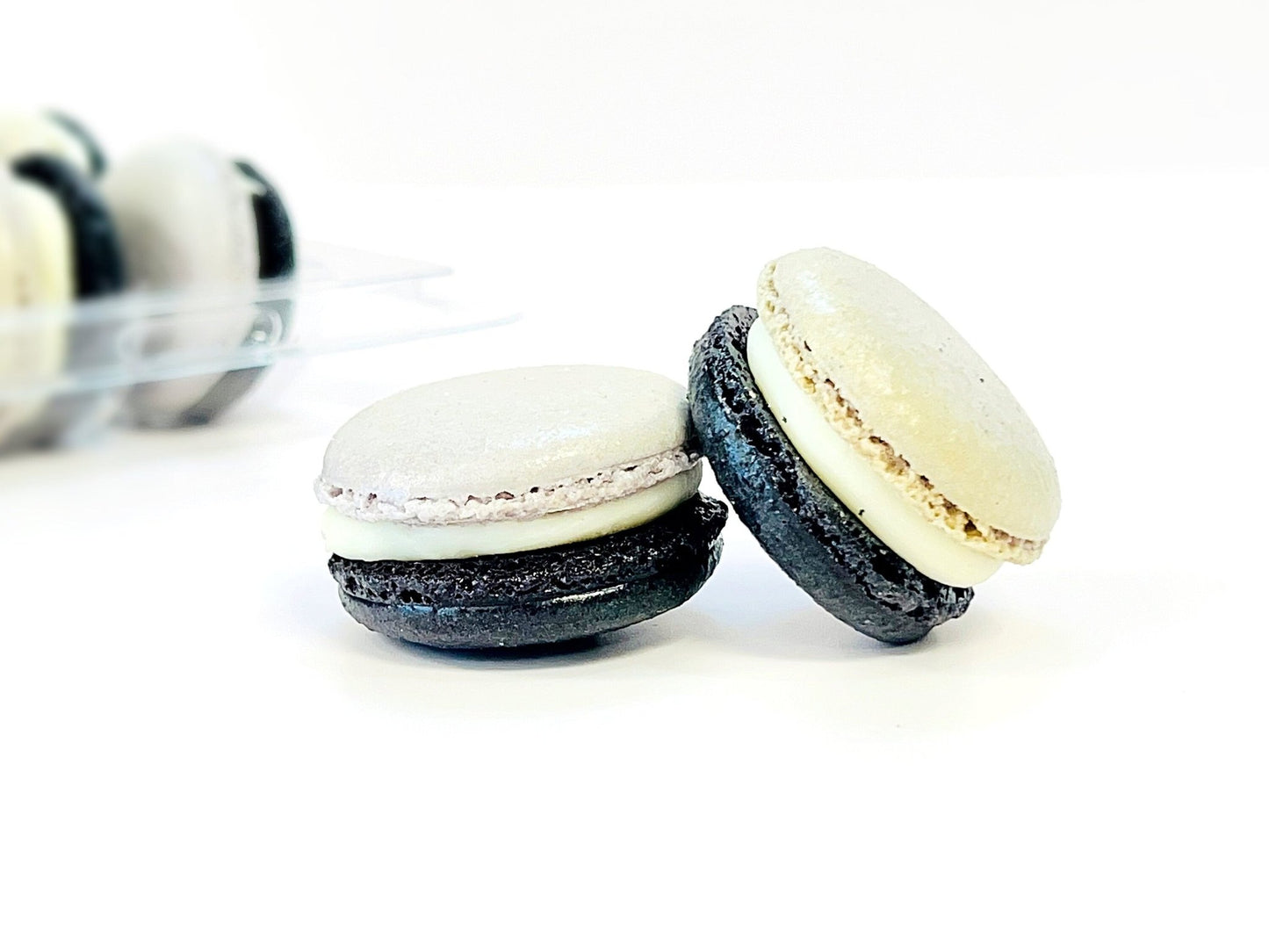 50 Pack White Chocolate and Blackberry French Macaron Value Pack - Macaron Centrale