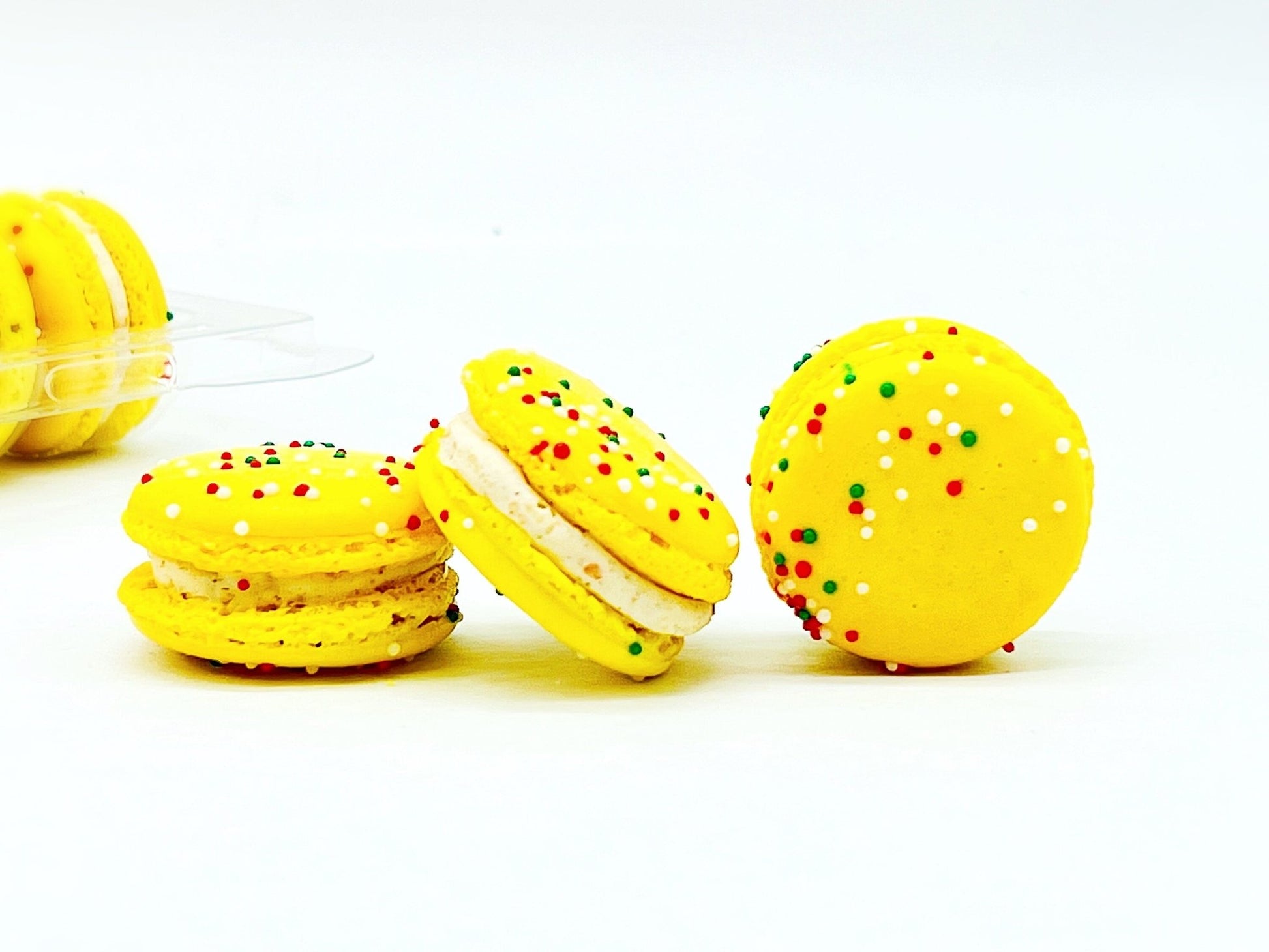 6 Caramelized Pineapple Gingerbread French Macarons - Macaron Centrale