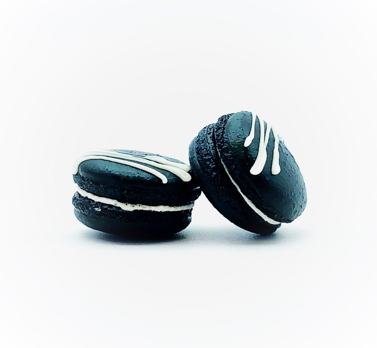 6 Pack Black Velvet French Macarons | Perfect for your next celebratory events. - Macaron Centrale