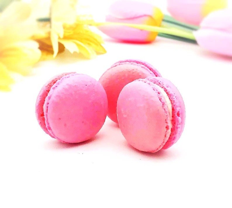 6 Pack raspberry French macarons - Macaron Centrale