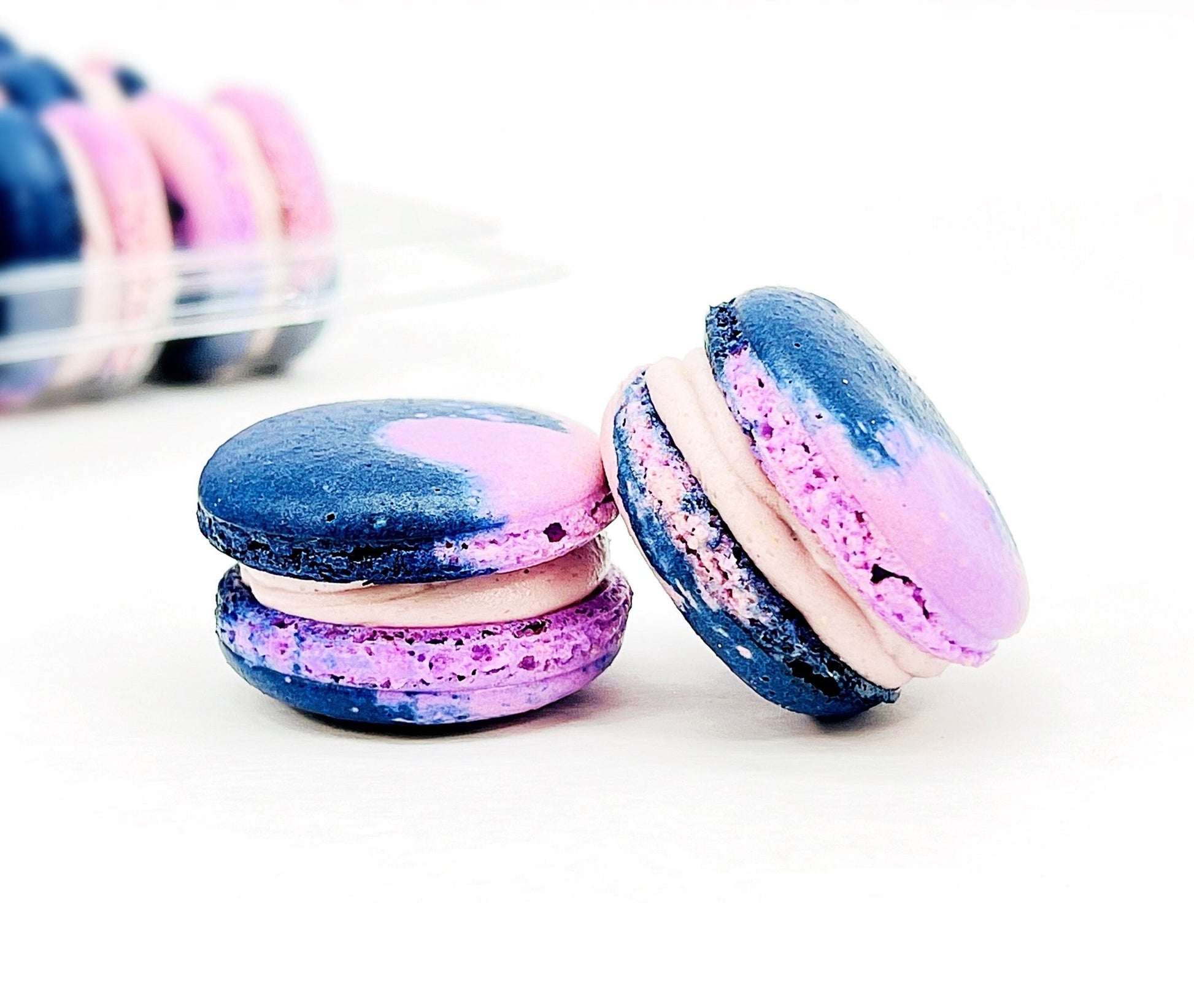 6 Pack The Grapery French Macarons (Blue Raspberry and Grape) - Macaron Centrale