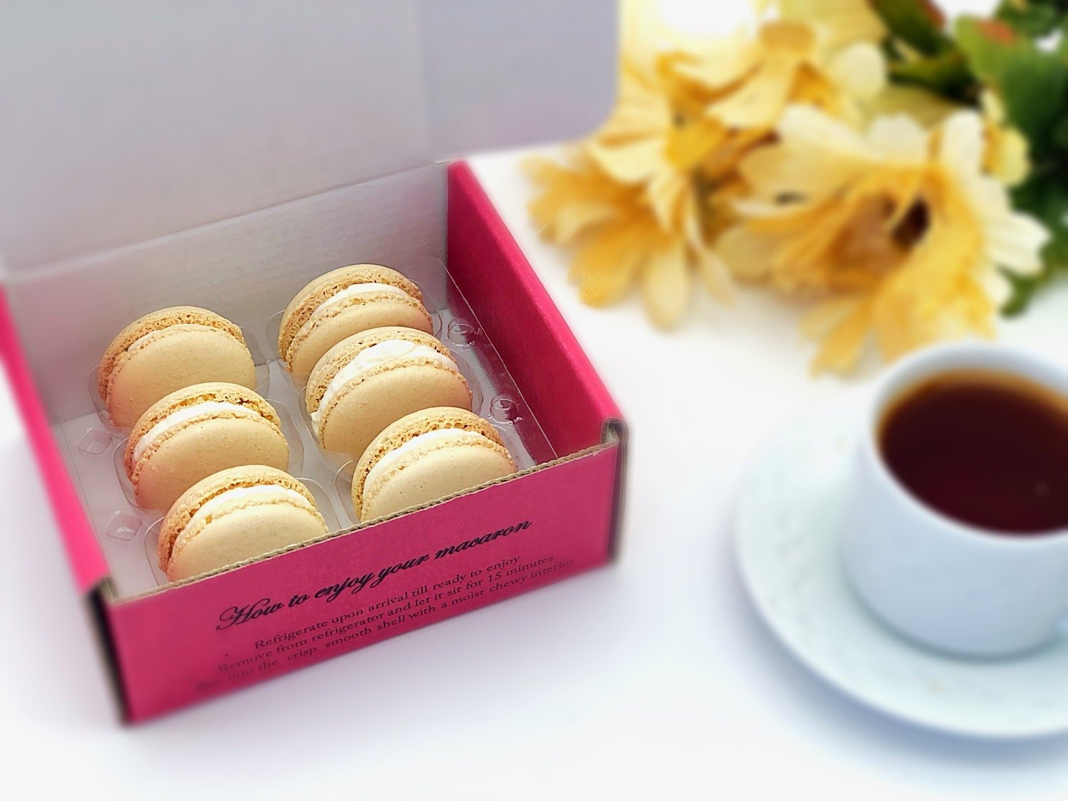 6 Pack vanilla French macarons - Macaron Centrale