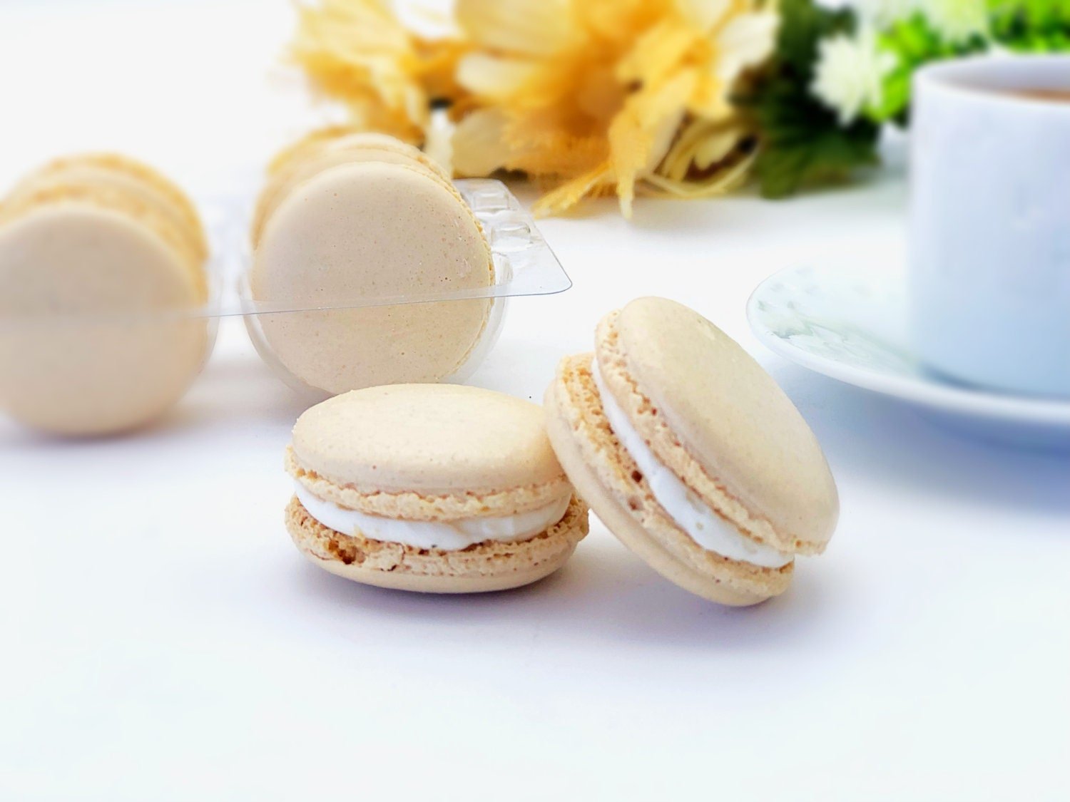 6 Pack vanilla French macarons - Macaron Centrale