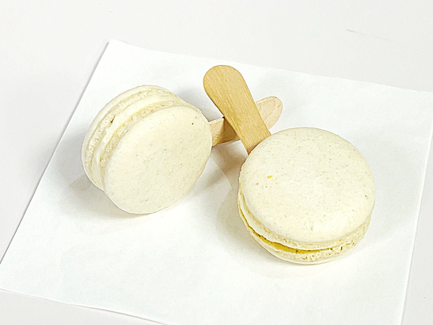 Vanilla Cream Macaron Sucettes En Gros | Available in 24 & 48 Sucettes