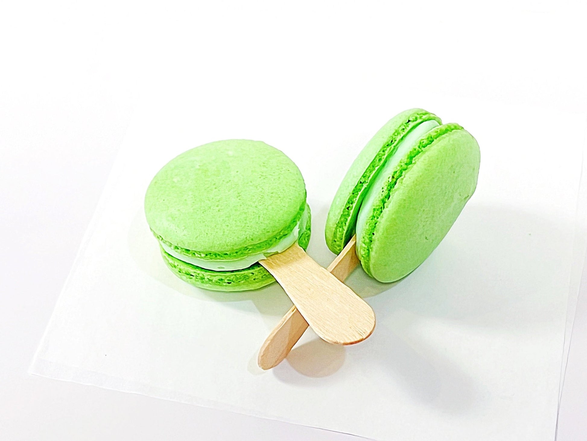 Apple Cream Macaron Sucettes En Gros | Available in 24 & 48 Sucettes - Macaron Centrale24 Pack