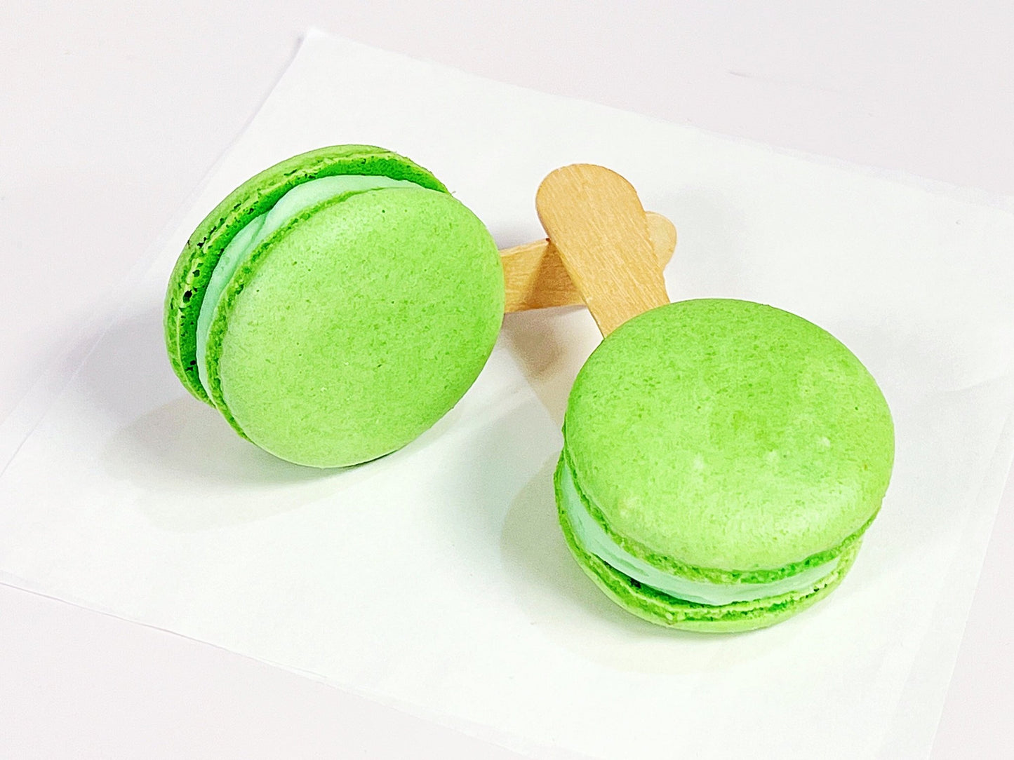 Apple Cream Macaron Sucettes En Gros | Available in 24 & 48 Sucettes - Macaron Centrale24 Pack