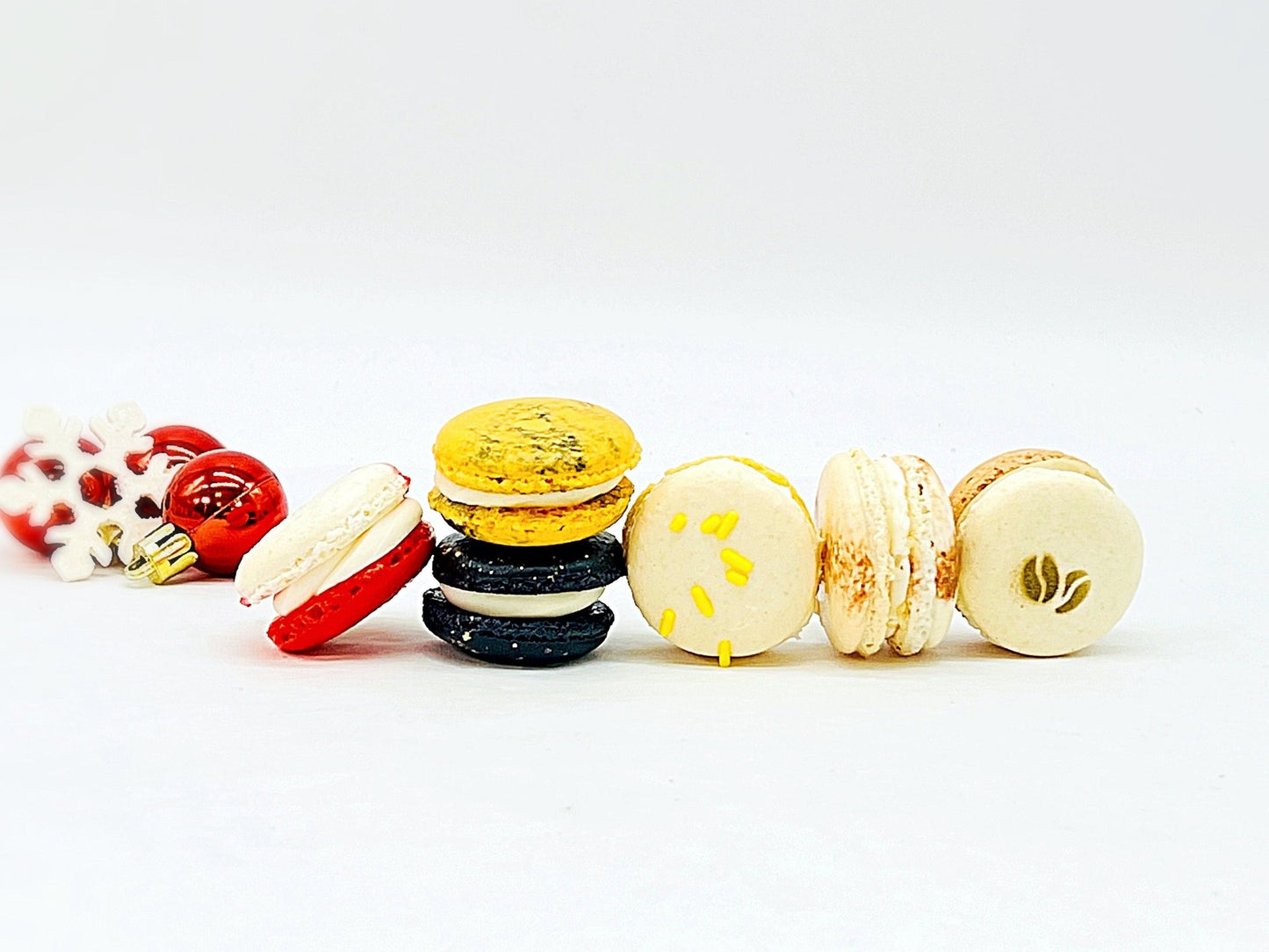 Assorted Macaron, The Winter Set | Great for any party, celebration | Available in 12, 24 and 48 Pack - Macaron Centrale12 Pack