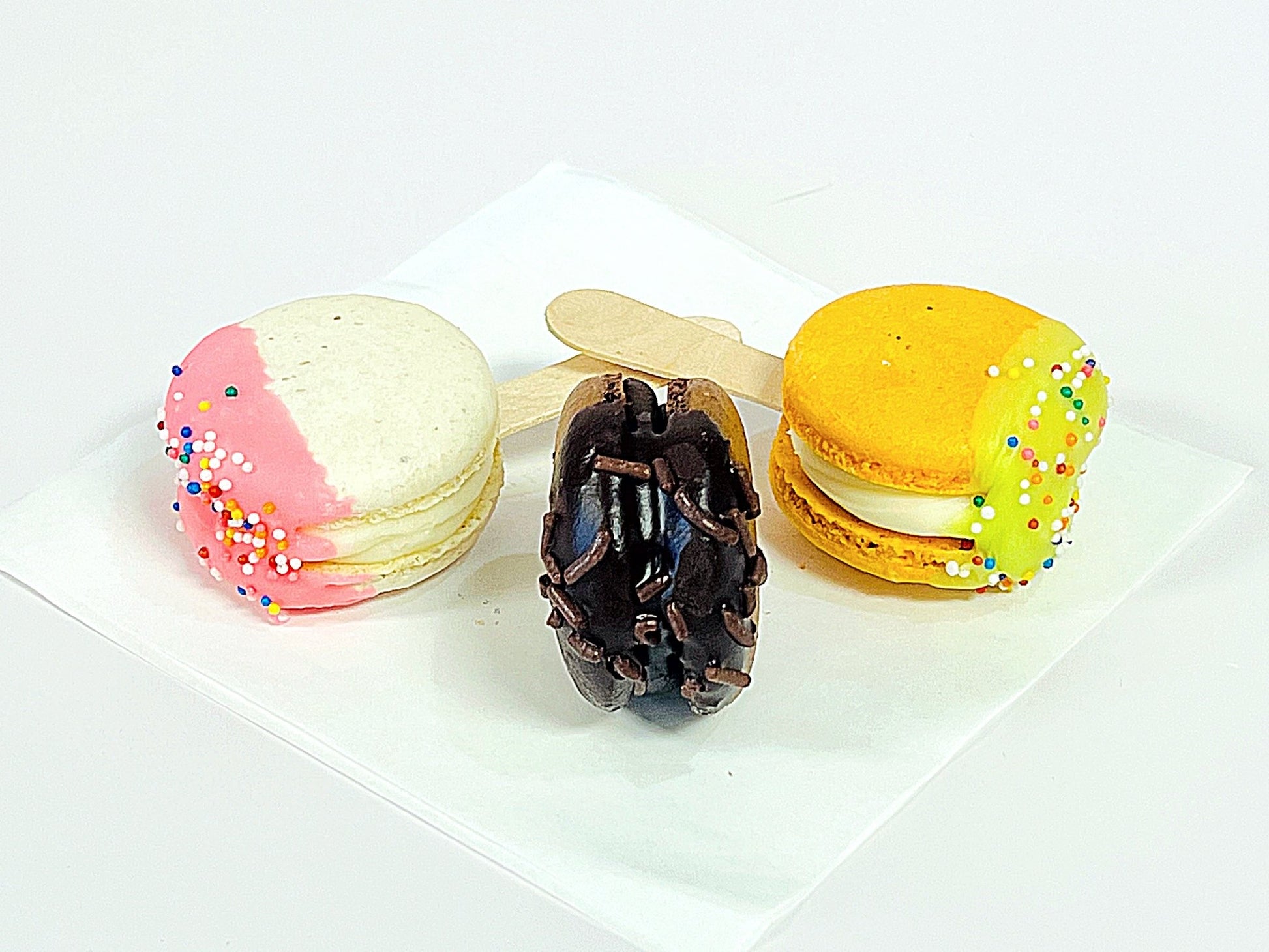 Assortement French Macaron Cake Pop | Available in 12 & 24 - Macaron Centrale12 Pack