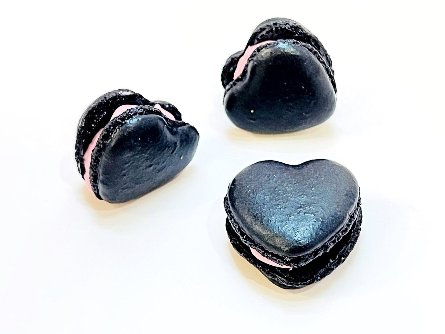 Black Heart French Macarons | Ideal for Valentine's Day gifts, birthdays, weddings, anniversaries and more - Macaron CentraleDefault (Blackberry)12 Pack