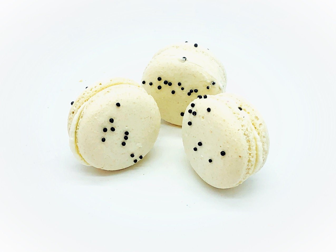 Cookie'n Cream Macarons (6 Pack) | Ideal for celebratory events. - Macaron Centrale