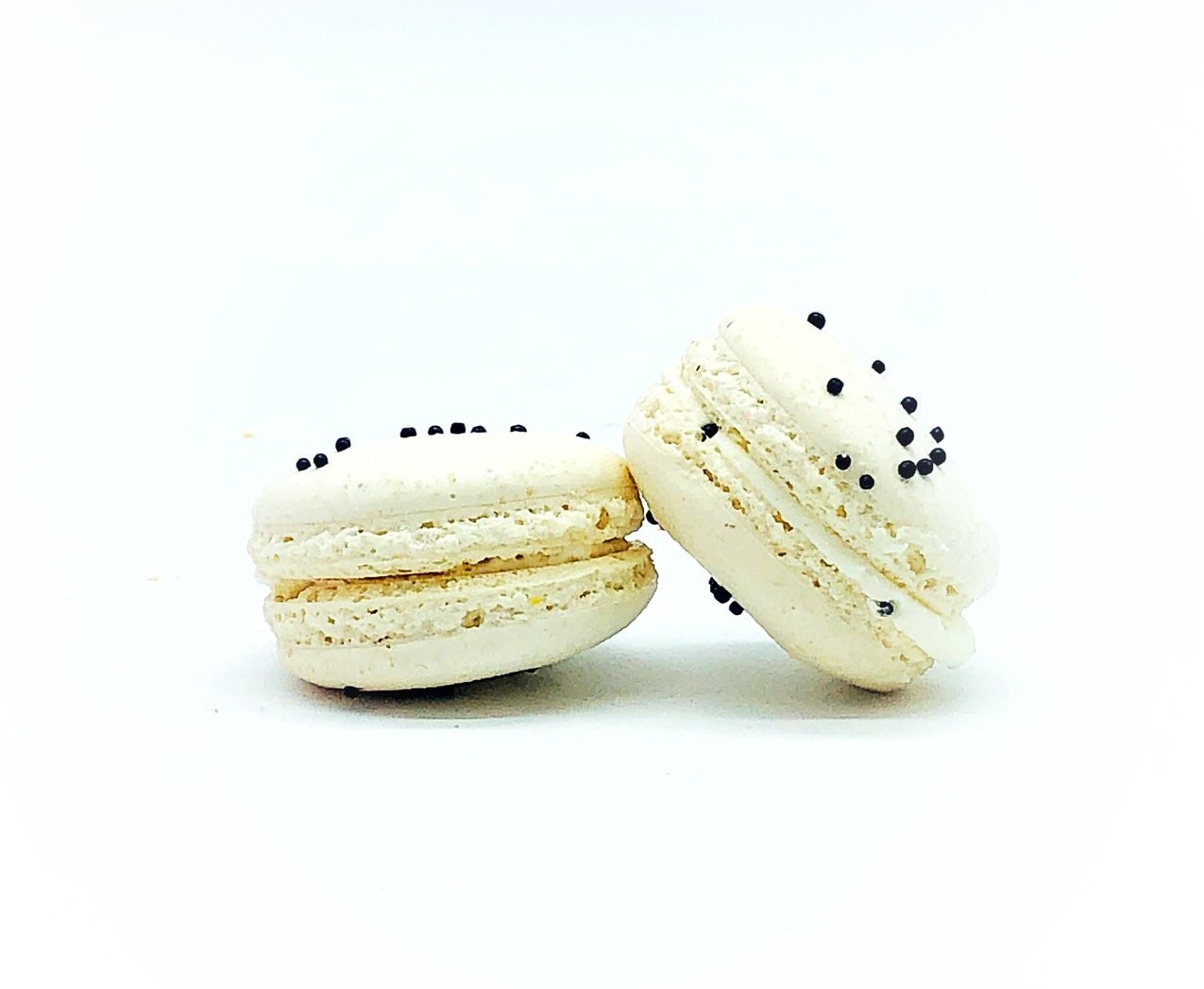 Cookie'n Cream Macarons (6 Pack) | Ideal for celebratory events. - Macaron Centrale