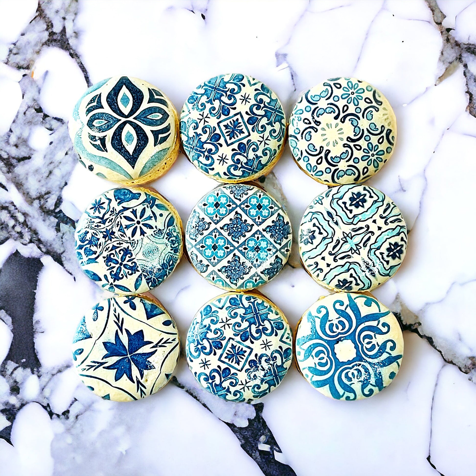 Customizable Blue and White Patterned Macarons - Macaron Centrale6 Pck