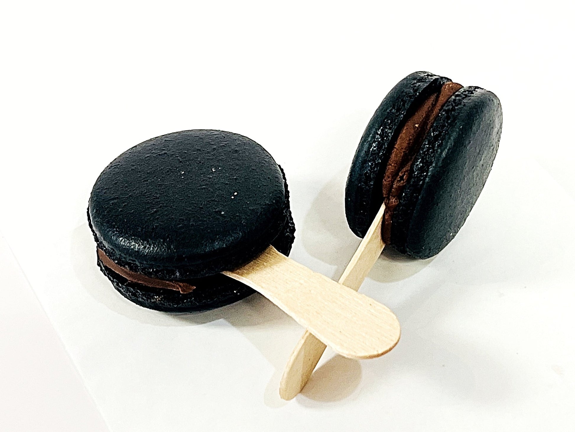 Dark Chocolate Macaron Sucettes En Gros | Available in 24 & 48 Sucettes - Macaron Centrale24 Pack