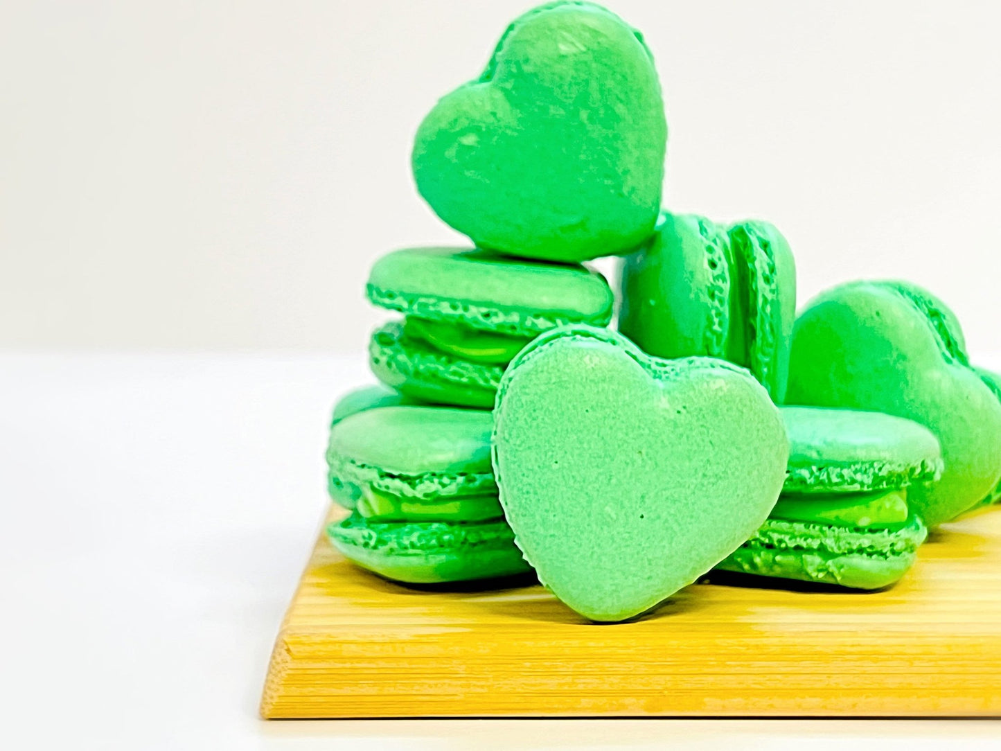 Green Heart French Macarons | Ideal for Valentine's Day gifts, birthdays, weddings, anniversaries and more - Macaron CentraleDefault (Apple)12 Pack