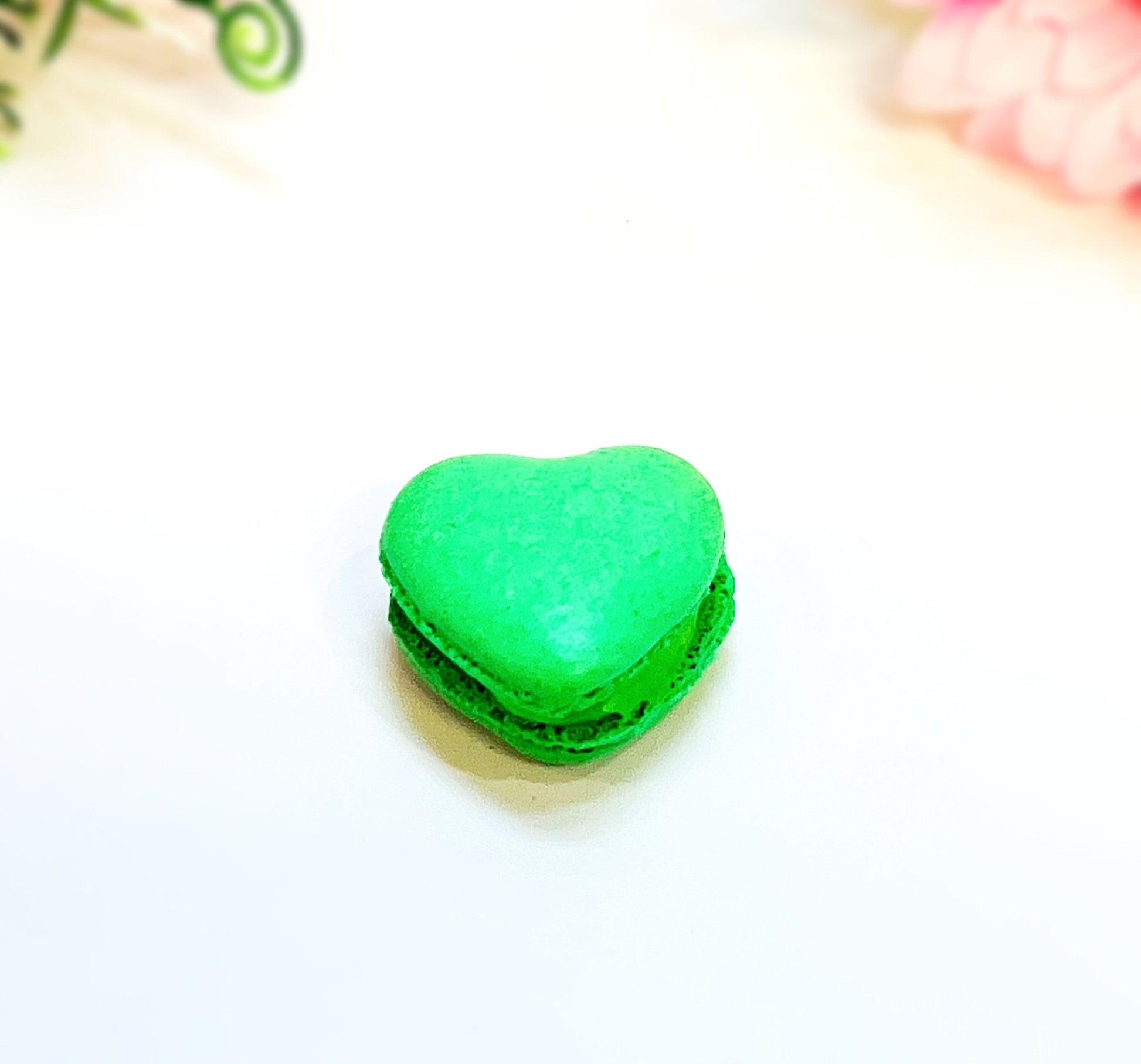 Green Heart French Macarons | Ideal for Valentine's Day gifts, birthdays, weddings, anniversaries and more - Macaron CentraleDefault (Apple)12 Pack