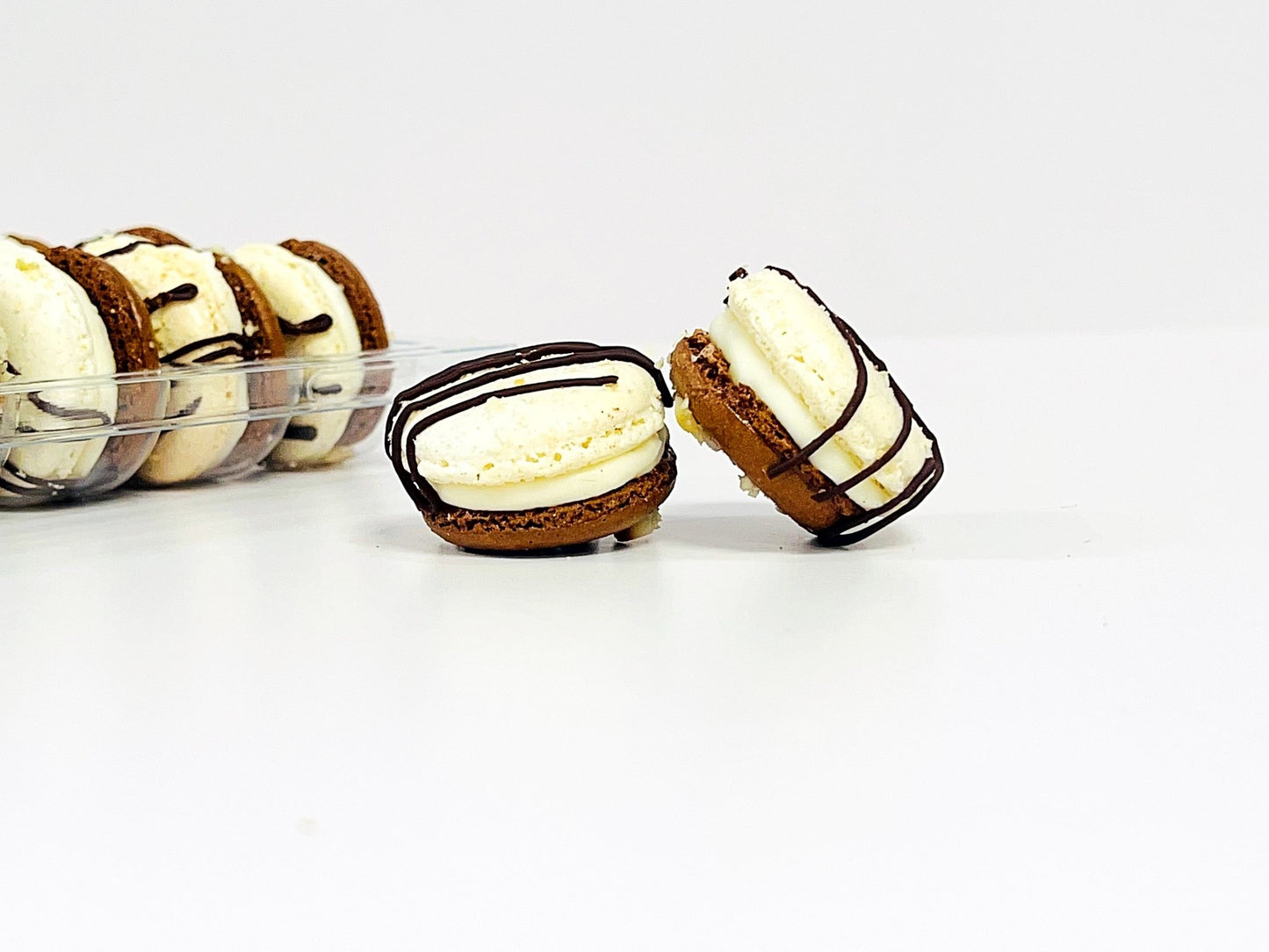 Hula Pie Macaron Delight | Available in 6, 12 & 24 - Macaron Centrale