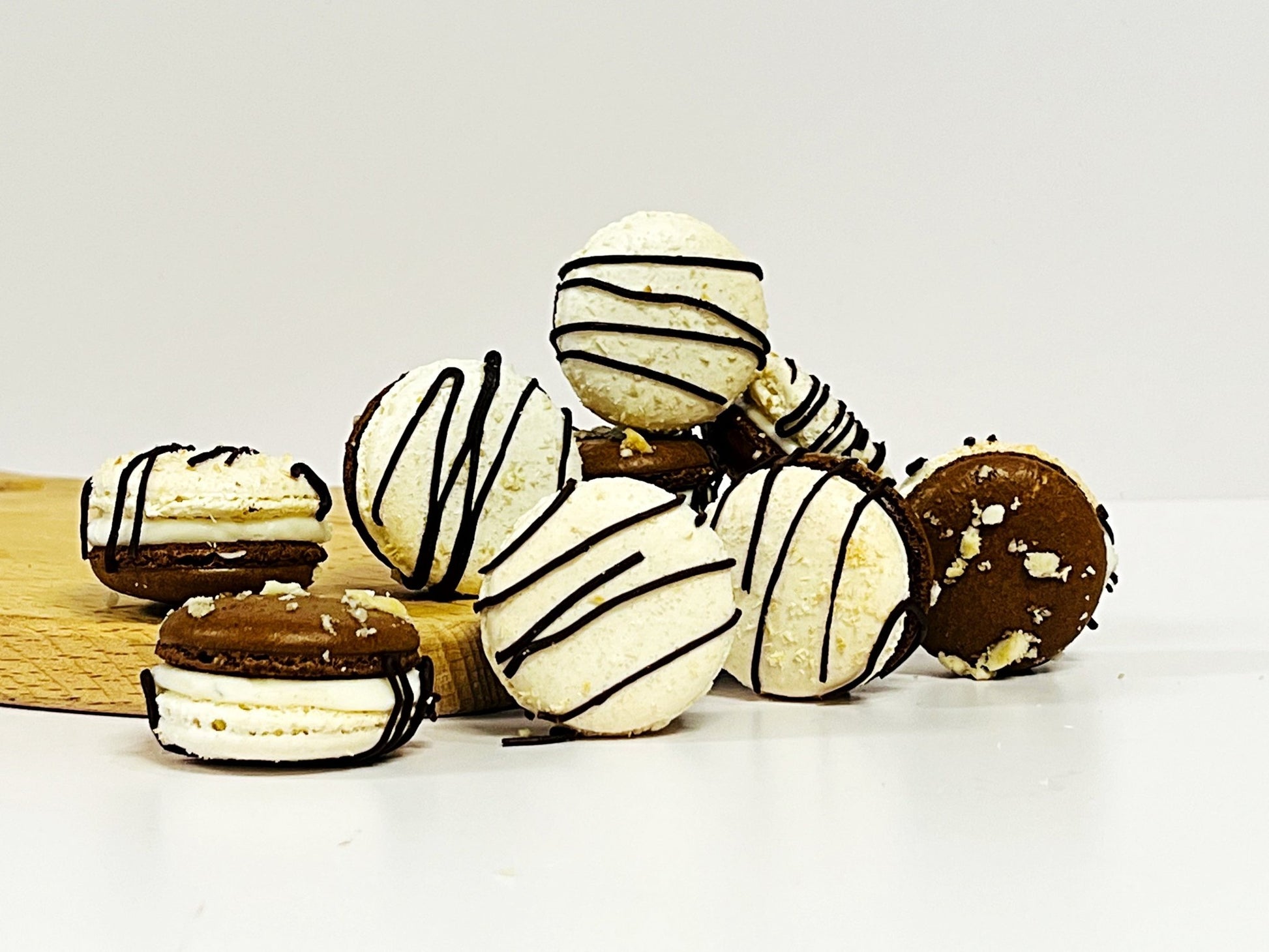 Hula Pie Macaron Delight | Available in 6, 12 & 24 - Macaron Centrale