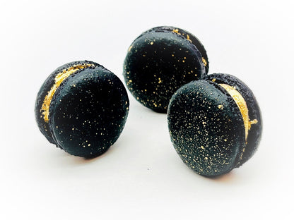 Luxe Mac | Black Macaron with Gold Splatter | Available in 6, 12 and 24 Pack - Macaron Centrale6 Pack