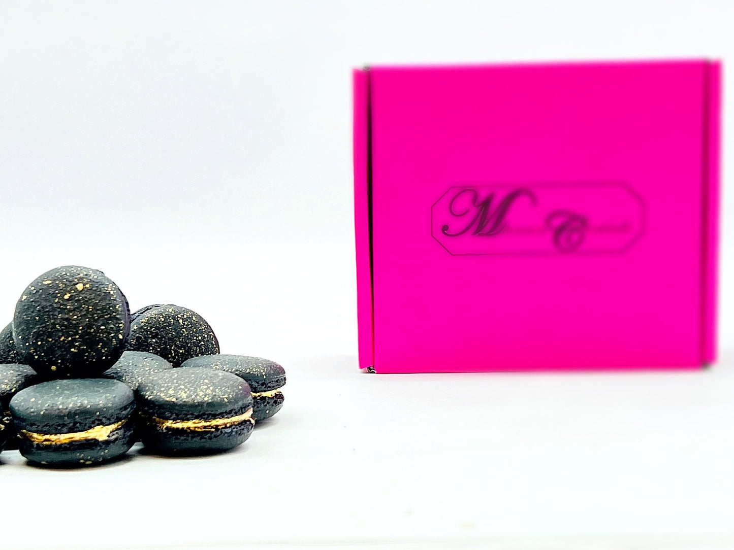 Luxe Mac | Black Macaron with Gold Splatter | Available in 6, 12 and 24 Pack - Macaron Centrale6 Pack