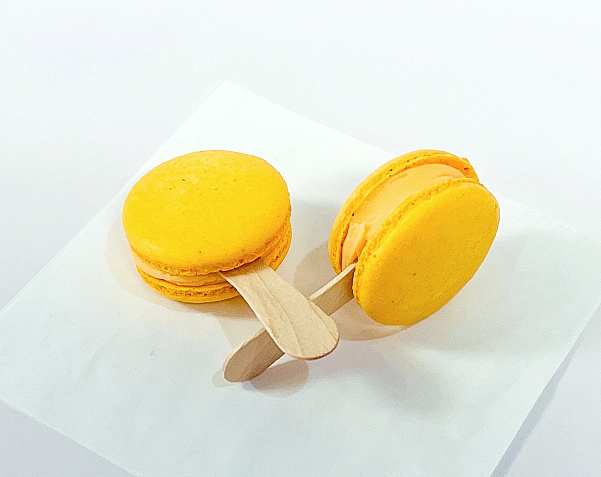 Orange Cream Macaron Sucettes En Gros | Available in 24 & 48 Sucettes - Macaron Centrale24 Pack