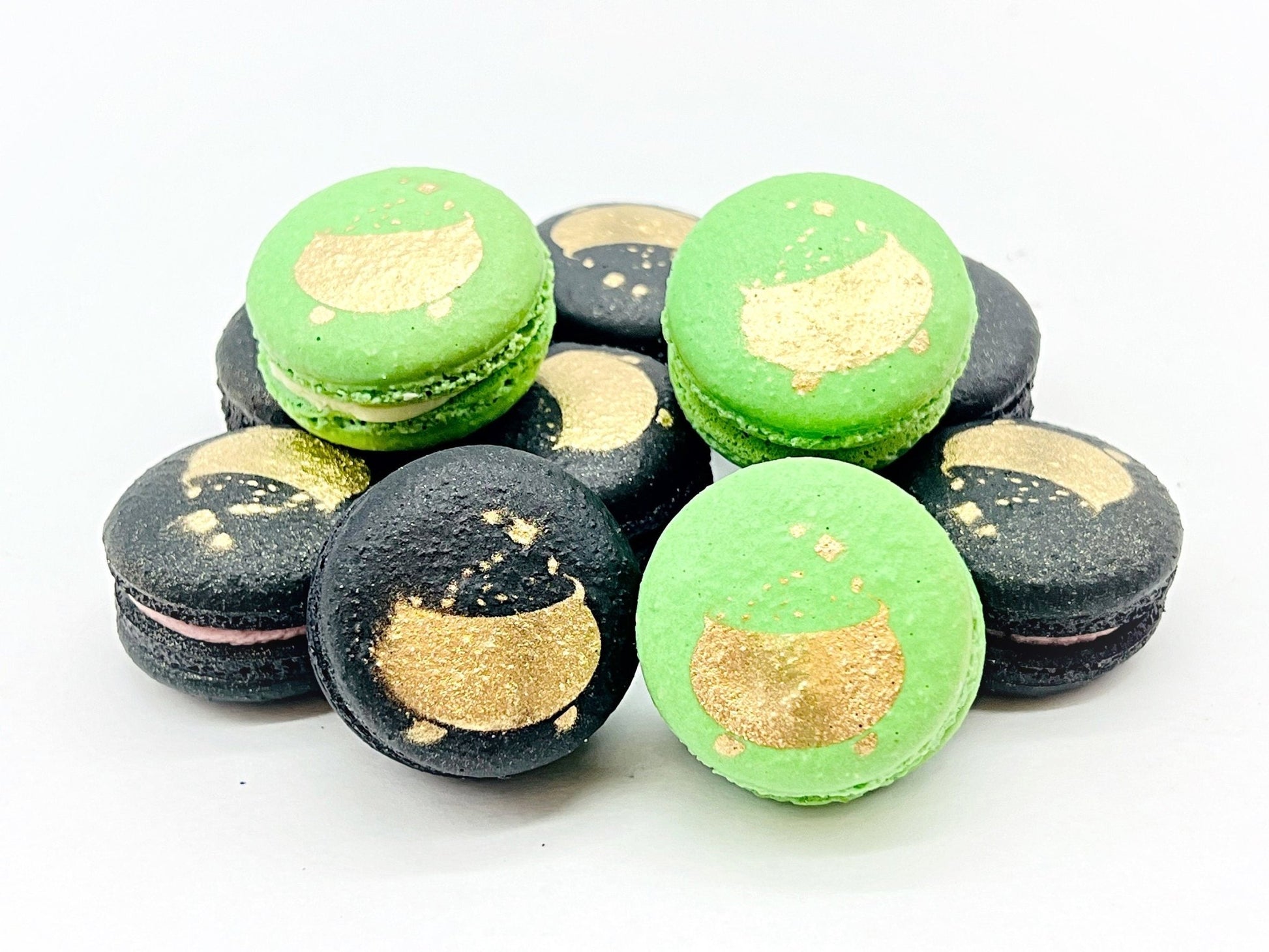 Pot of Gold French Vanilla Macaron Set | Perfect for upcoming St. Patrick's Day Celebration - Macaron CentraleApple & Espresso6 Pack