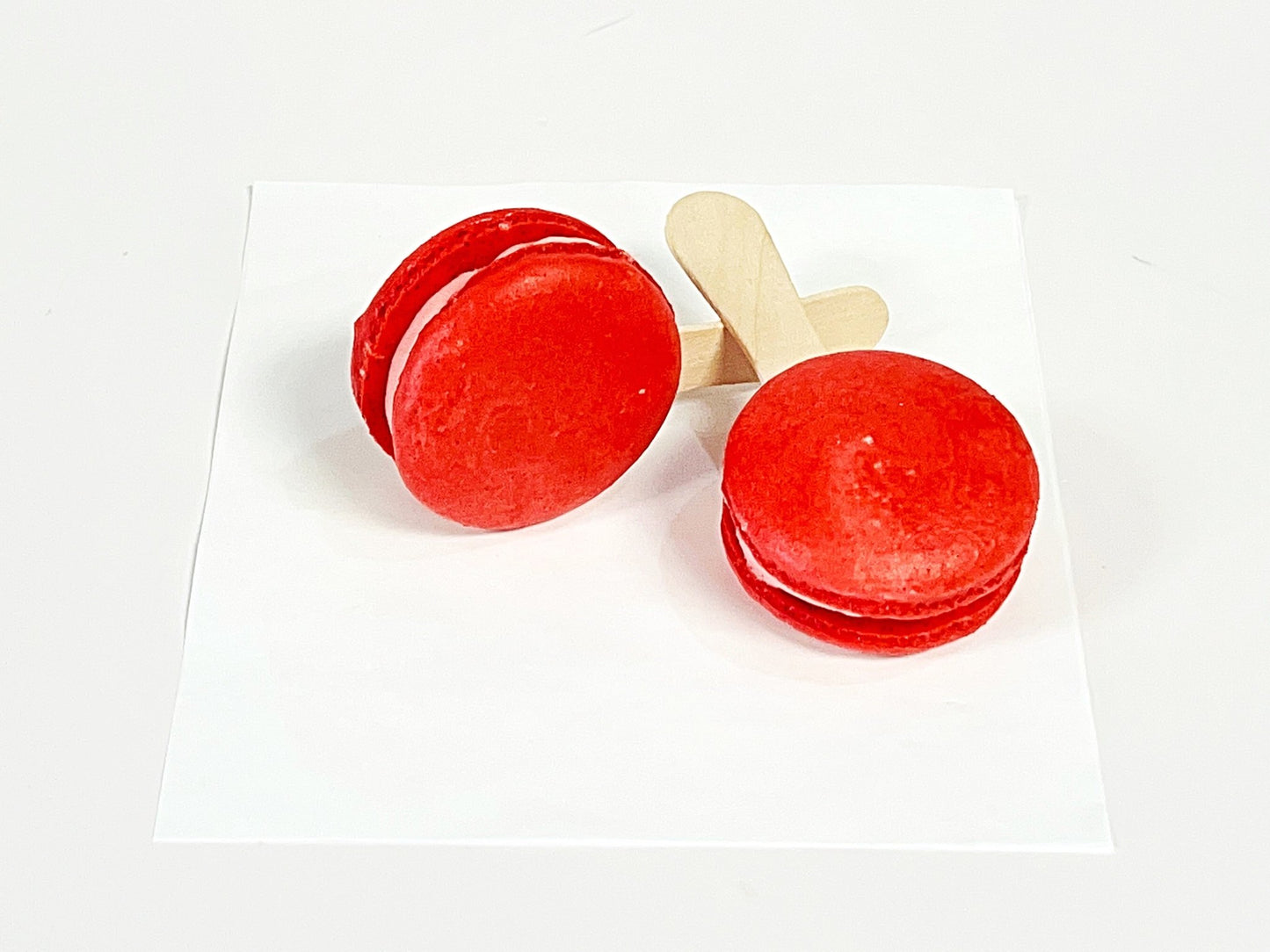 Strawberry Cream Macaron Sucettes En Gros | Available in 24 & 48 Sucettes - Macaron Centrale24 Pack