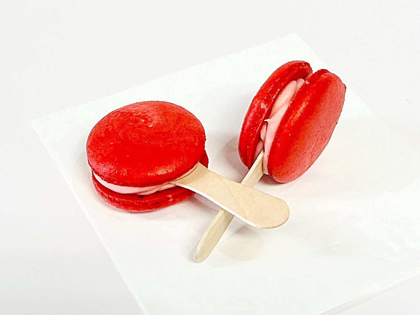 Strawberry Cream Macaron Sucettes En Gros | Available in 24 & 48 Sucettes - Macaron Centrale24 Pack