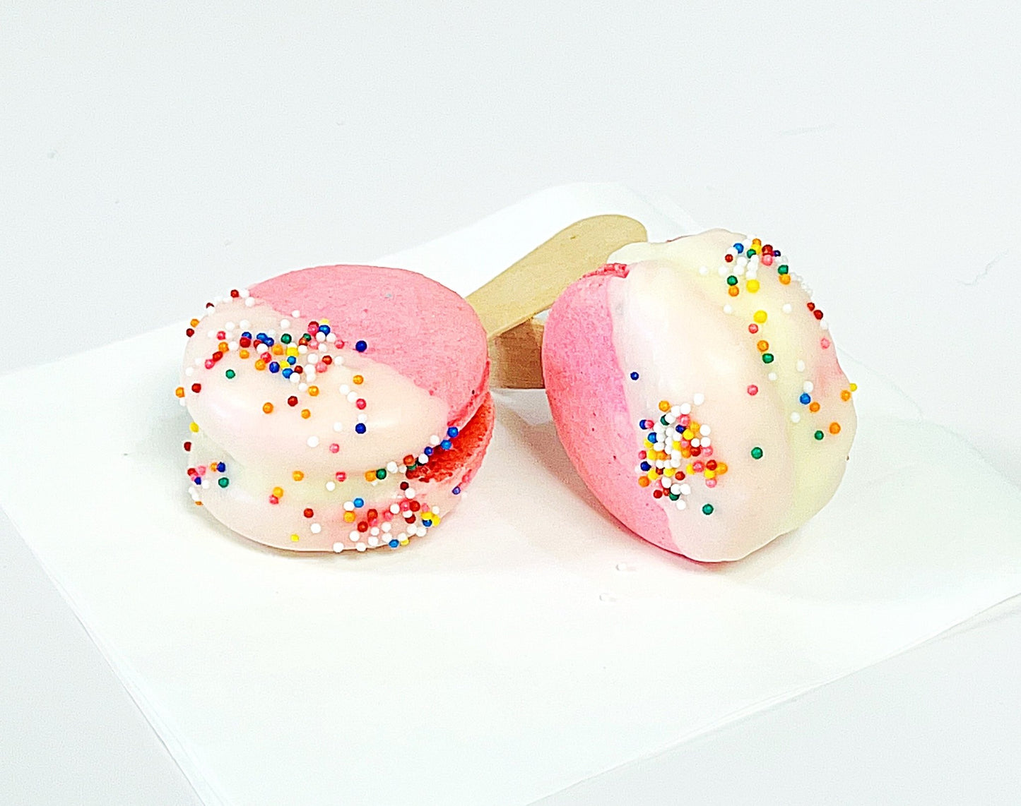 Strawberry French Macaron Cake Pop | Available in 12 & 24 - Macaron Centrale12 Pack